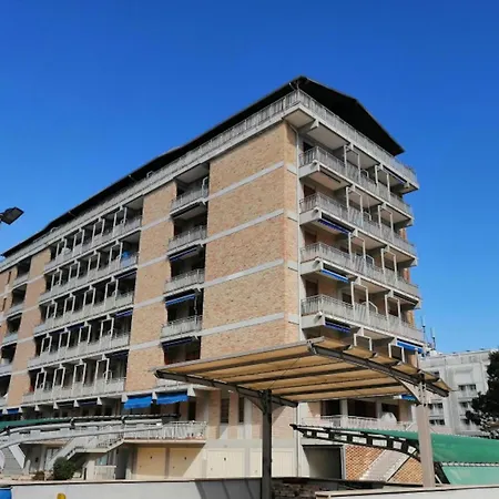 Flat With Large Balcony In Апартаменты Бибионе